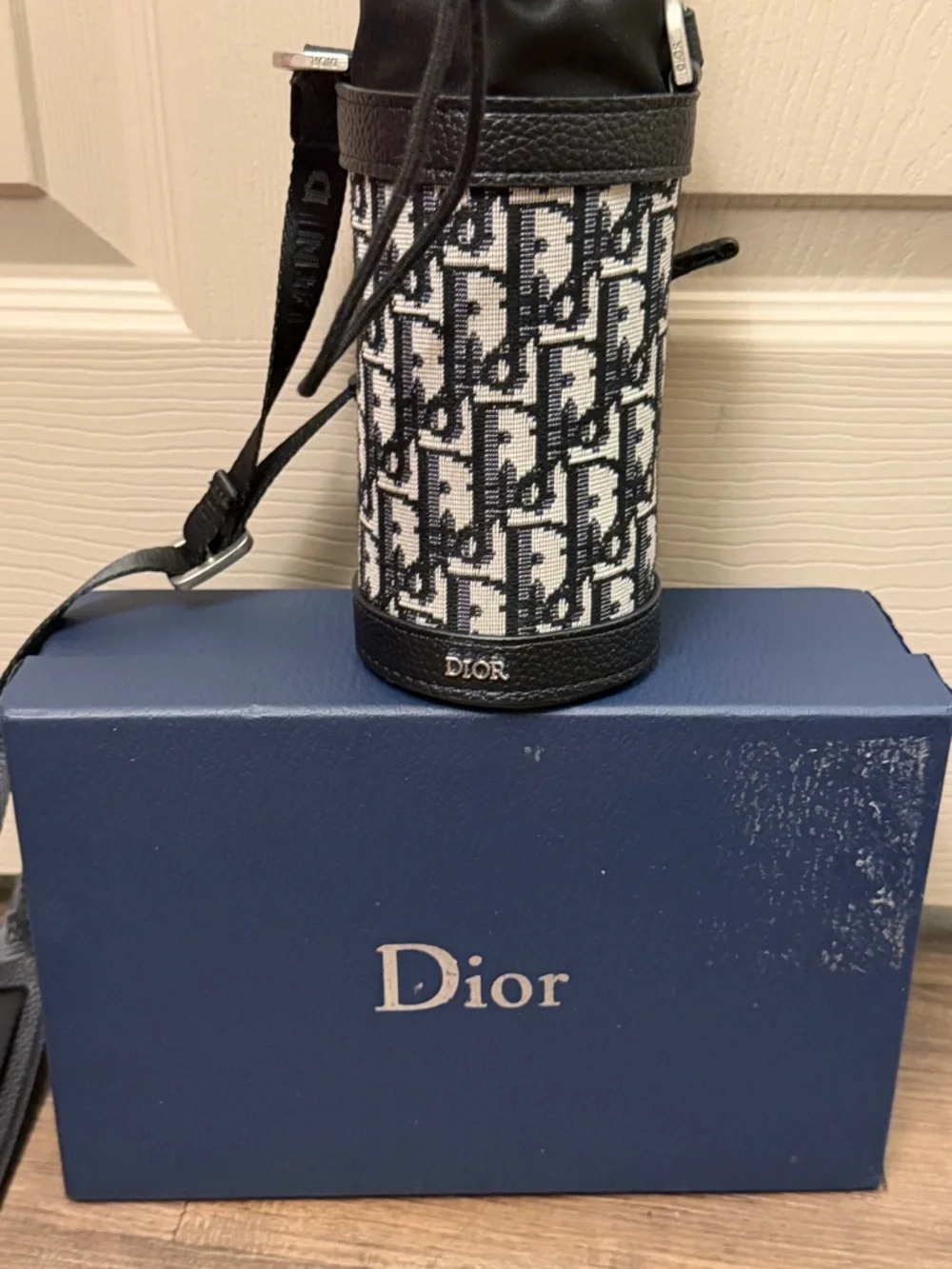 Dior Stainless Bottle with Black & Cream trotter Carrier - Picture 2 of 13